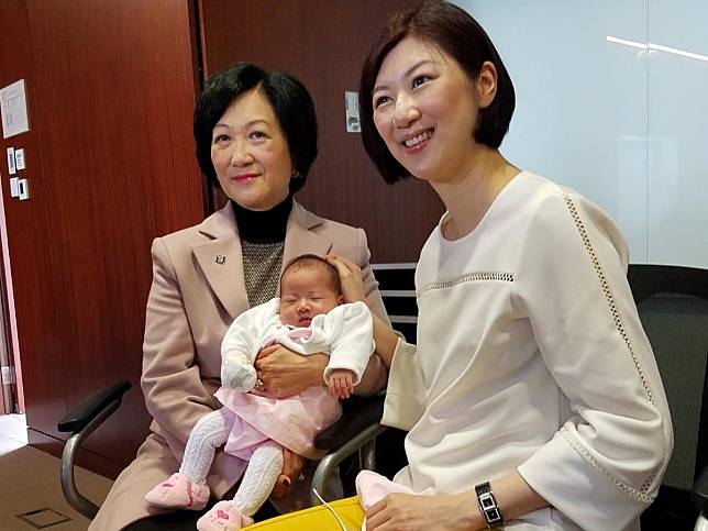 新民黨主席葉劉淑儀抱着容海恩的寶貝女袁昌蔚。
