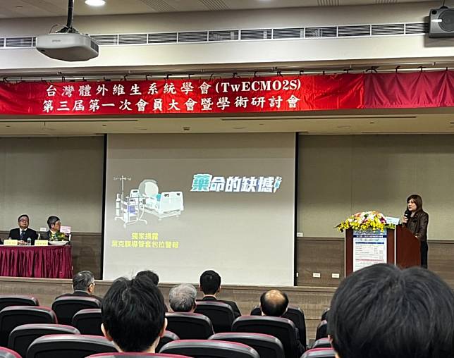 鏡新聞新聞部副總監林上筠（右），分享《「藥」命的缺憾》專題製作心得。