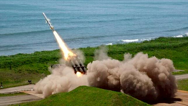 2025年6月24日，日本陸上自衛隊在北海道發射「88式地對艦飛彈」。美聯社