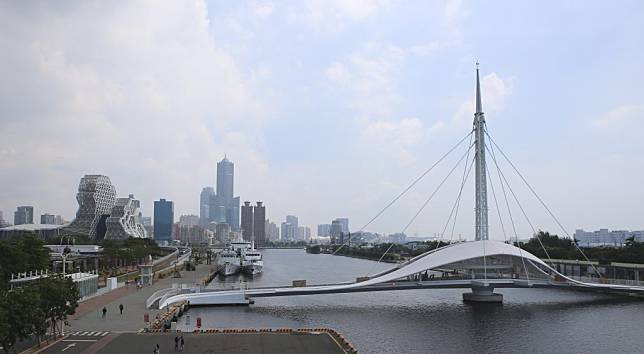 高雄港「大港橋」即日起改為全天候開放民眾通行。（記者許正雄攝）