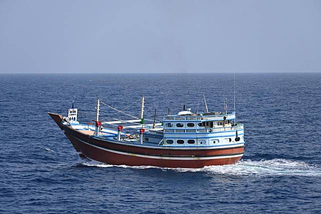 據印度海軍29日發布聲明，名為「Al-Kambar 786」的伊朗漁船是在3月28日於葉門索科特拉島西南海域航行時，遭到海盜登船劫持。(翻攝自印度海軍社群平台X「SpokespersonNavy」)