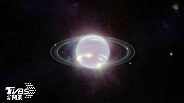 由韋伯太空望遠鏡拍攝的海王星影像。（圖/翻攝自NASA官網）