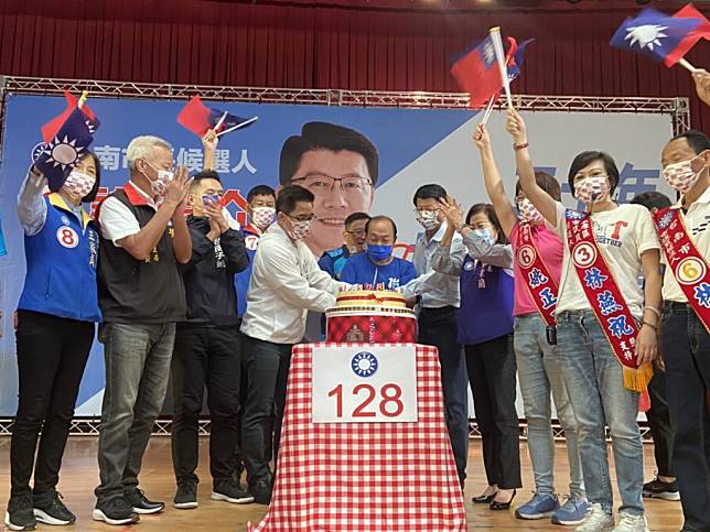 國民黨台南市黨部切蛋糕許願提名候選人全數高票當選。（記者張淑娟攝）