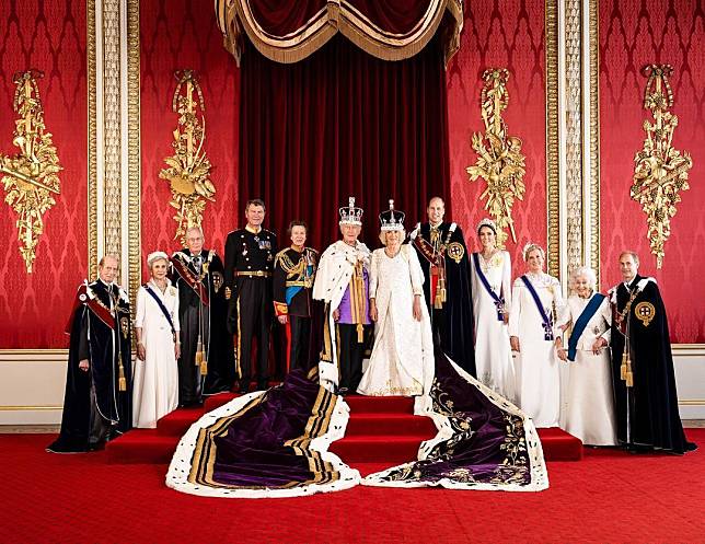官方發布的英王加冕照，讓外界明白目前王室內地位。（英國王室網站）