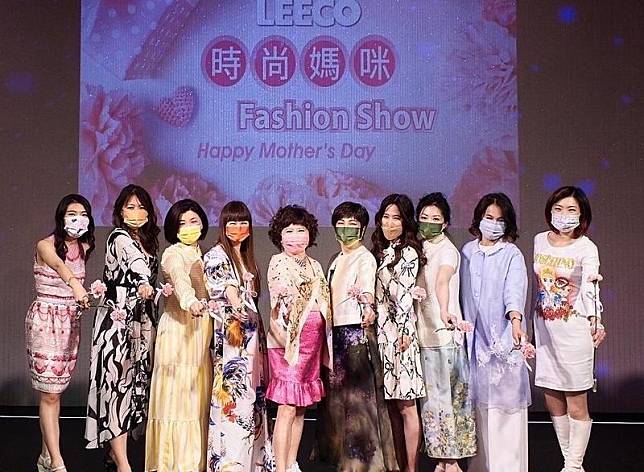 溫筱鴻（左四）以禮客Outlet董事長身分，邀請15位女性企業家走秀。（禮客提供）