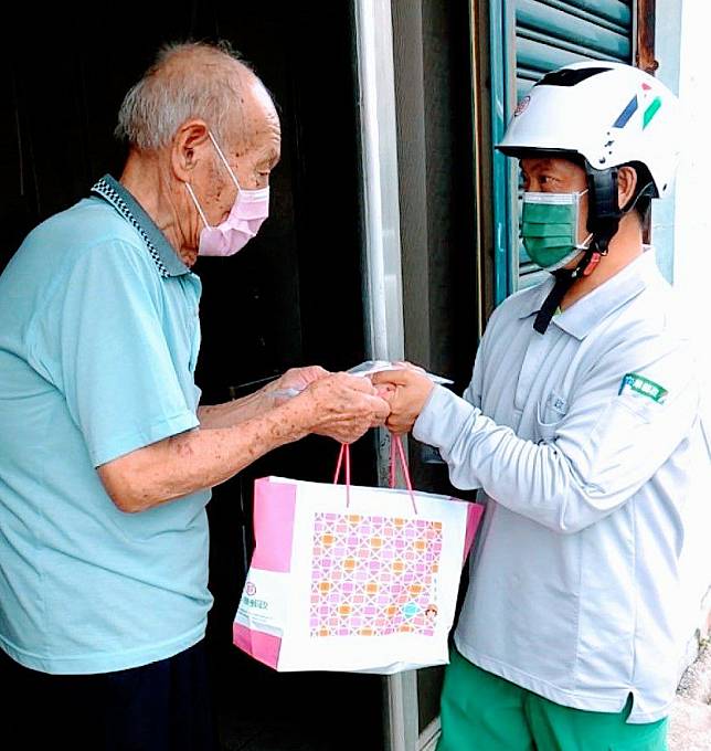 台南郵局郵務士投遞郵件的同時，也主動伸出援手關懷獨居長者。（台南郵局提供）