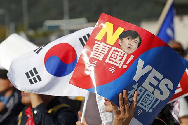 南韓法務部長曹國這幾周成為韓國政治的焦點，支持與反對曹國的民眾在首爾街頭聚集、相互較勁。（美聯社）