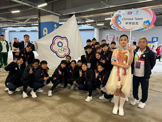 謝志君（右一）帶中華隊參加ISF世界盃。（圖：謝志君教練提供）