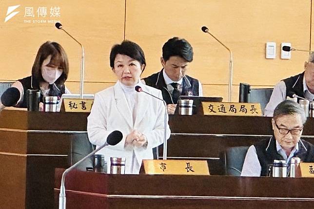 台中市長盧秀燕在議會答覆議員官員抵費地標售的問題，直言中央此舉如同富人搶劫窮人。（資料照，王秀禾攝）