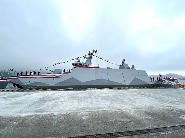 配備有雄風反艦飛彈12枚的沱江級萬江軍艦預計於3日正式成軍。(資料照/林詠青 攝)
