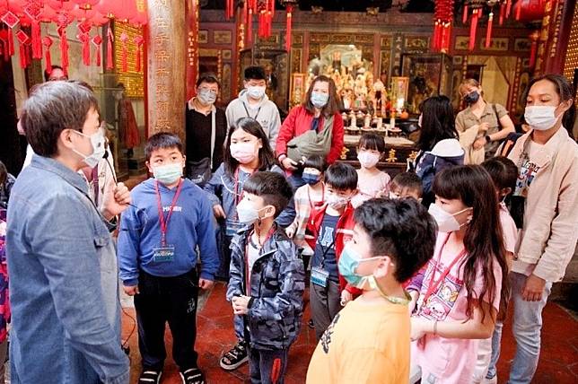 小朋友從小學習廟宇文化信仰，有助於提升小朋友了解台灣傳統文化信仰及傳統建築特色。（記者陳金龍攝）