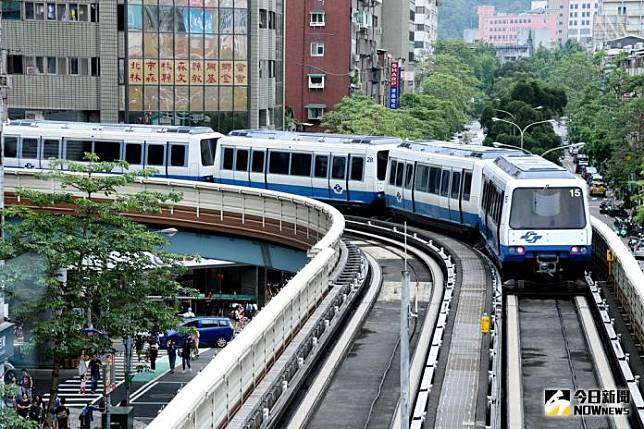 ▲台南捷運藍線和綠線工程將採高架單軌設計。圖為台北捷運文湖線列車。（示意圖／NOWnews資料照）