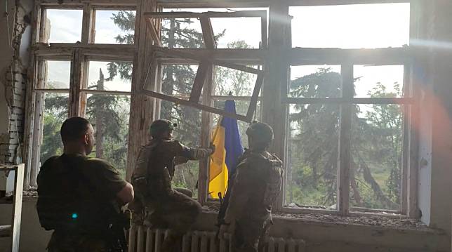 圖為烏軍11日釋出宣傳影片，顯示頓涅茨克重新升起烏克蘭國旗。（路透社）