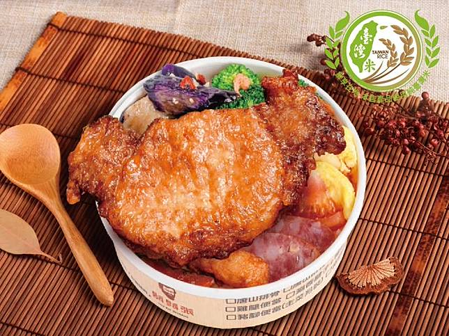鬍鬚張昨發出聲明，列出3點澄清，強調「唐山里肌豬排」採用完整豬里肌原肉切製，並非重組肉產品。（翻攝自鬍鬚張臉書）