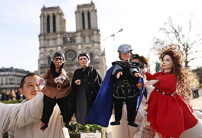 Chinese actors perform a hand-puppet theater play &ldquo;Notre-Dame de Paris&rdquo; in front of the Notre-Dame de Paris cathedral, in Paris, France, Dec. 15, 2024. (Xinhua/Gao Jing)