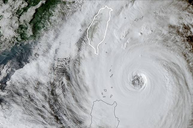 康芮暴風圈今晚，深夜各地風雨加劇，全台明天停班停課。（翻攝自「台灣颱風論壇｜天氣特急」臉書）