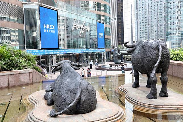 Photo taken on July 31, 2021 shows the statues on the square of Hong Kong Exchanges and Clearing Limited (HKEX) in south China's Hong Kong. (Xinhua/Wu Xiaochu)