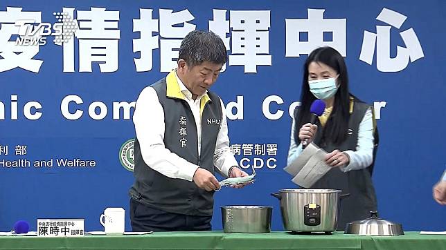 中央流行疫情指揮中心指揮官陳時中日前在記者會示範「電鍋乾蒸口罩」(圖／TVBS)