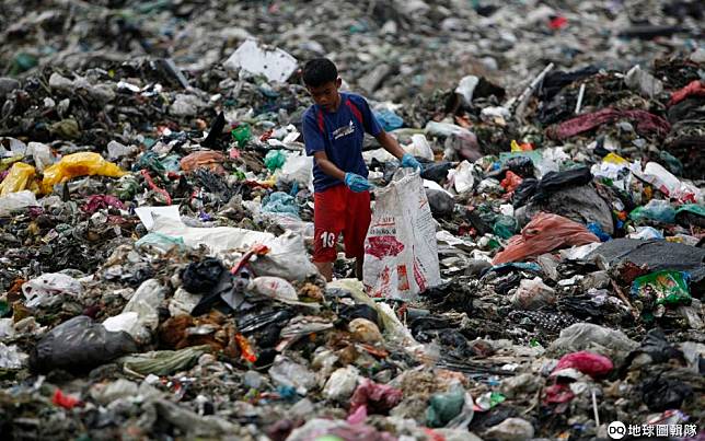 長年以來，英國、美國等已開發國家透過商業貿易的名義，非法將國內民生垃圾運送至菲律賓、馬來西亞等東南亞國家。圖為一名馬來西亞男孩在垃圾堆中撿拾可以變賣的物品。 路透社/達志影像