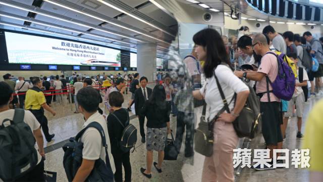 有市民批評，港鐵沒有做好人流管制，導致售票大堂大混亂，他早上未到九時便前來取票，仍要排隊逾半小時。何柏佳攝(蘋果日報)