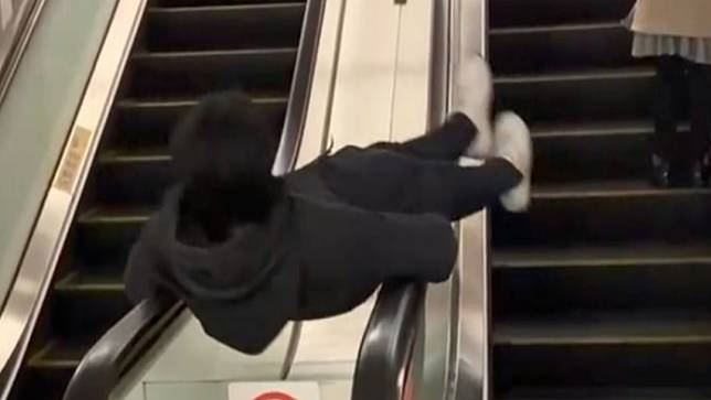 一名男子在新北捷運的手扶梯惡搞拍片。取自Threads