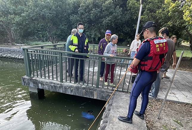 竹縣男子疑似釣魚不慎落水溺斃，消防局提醒，進行釣魚等水邊活動時應特別注意安全，避免獨自行動。（竹縣消防局提供)