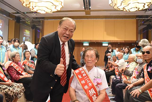 澎湖縣長陳光復向97歲銀髮楷模顏蔡連理道賀。（記者張翔翻攝）