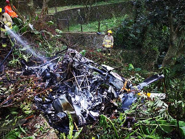 一架直升機昨日在大埔嘉道理農場內墜毀。（警方社交網站圖片）
