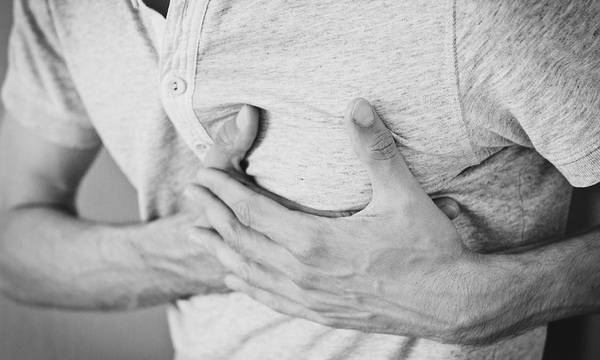 害好萊塢男星艾希頓庫奇差點失聰、失明，血管炎是什麼怪病？