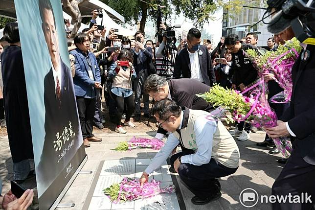 今日為228受難律師湯德章逝世77週年，台南市政府與湯德章紀念協會在湯德章紀念公園舉辦追思記念會，首度播映《尋找湯德章》紀錄片，並揭開台南第1塊228不義遺址紀念標示。台南市長黃偉哲表示，今日對台南來說意義非凡，眾人齊聚不僅要緬懷湯德章律師，也彰顯台灣在民主、自由及人權信念上的努力與成長。 圖：台南市政府提供