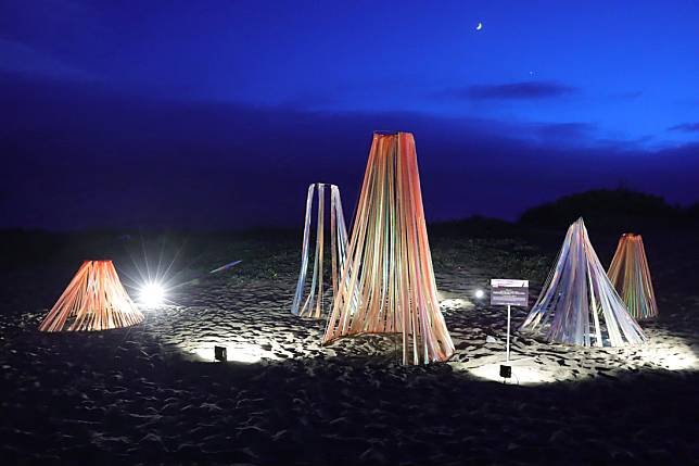 8月5日至9月4日期間舉辦「北海夜金閃閃─北海潮與火」光影藝術展演（資料照片）。   圖：新北市農業局提供