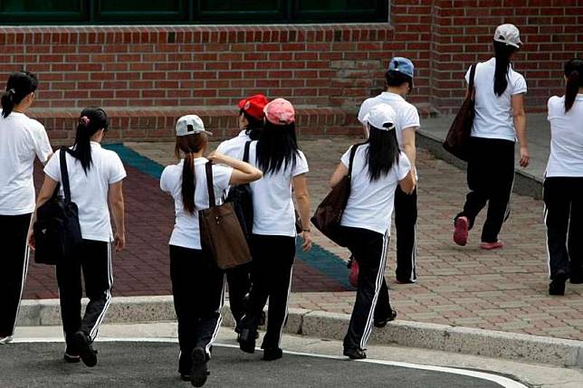南韓安城，一群脫北者女性前往南韓政府成立的庇護所上課（美聯社）