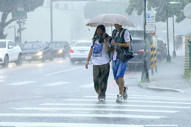 受午後低壓影響，氣象署今天中午發布全台大雨特報，將持續到晚上。（資料照片／王侑聖攝）