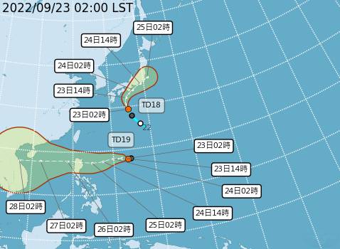 在太平洋地區有2個熱帶性低氣壓，其中TD18的中心位置在日本南方海面，另一個熱帶性低氣壓TD19，則以每小時15公里速度，向西進行。   圖：中央氣象局/提供