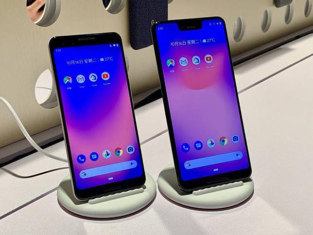 左為 Pixel 3、右為 Pixel 3 XL，劉海設計保守消費者批評。(圖／記者黃敬淳攝)