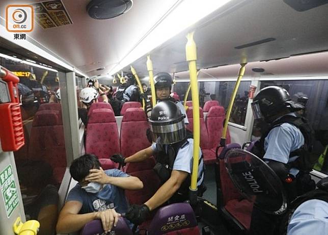 反修例示威爆發期間，警方曾多次截查巴士乘客。