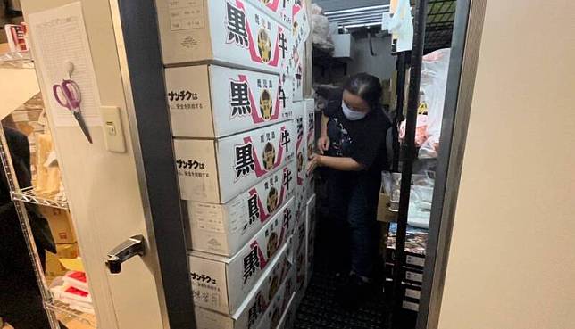 台中和牛燒肉店被台中市衛生局查出大量過期肉，業者晚間聲明指是「員工教育訓練用肉」。(圖：食安處提供)