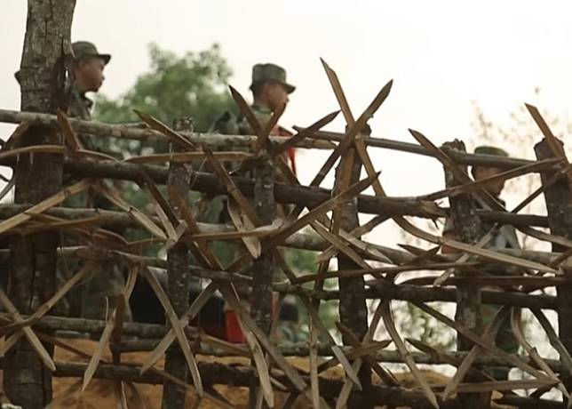 德昂民族解放軍在緬北與政府軍戰鬥多時。（電視畫面）