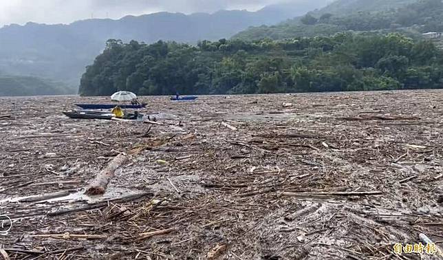 石門水庫集水區河道太驚人，巴威颱風掃過，大量漂流木密密麻麻流入。(記者李容萍攝)