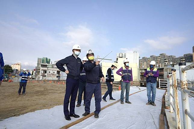 新竹市政府推動「公道三」新闢道路，串聯竹光路與茄苳景觀大道，將打通竹市交通外環系統。新竹市長林智堅12日指出，工程將於5月完工通車，這是新竹人等了30年的路。圖為林智堅（前左）日前視察工程 情形。（新竹市政府提供）中央社記者魯鋼駿傳真 111年1月12日  
