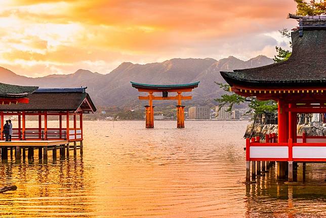 ▲嚴島神社位於廣島宮島，每當漲潮時，就像漂浮於海面上。（圖/shutterstock）