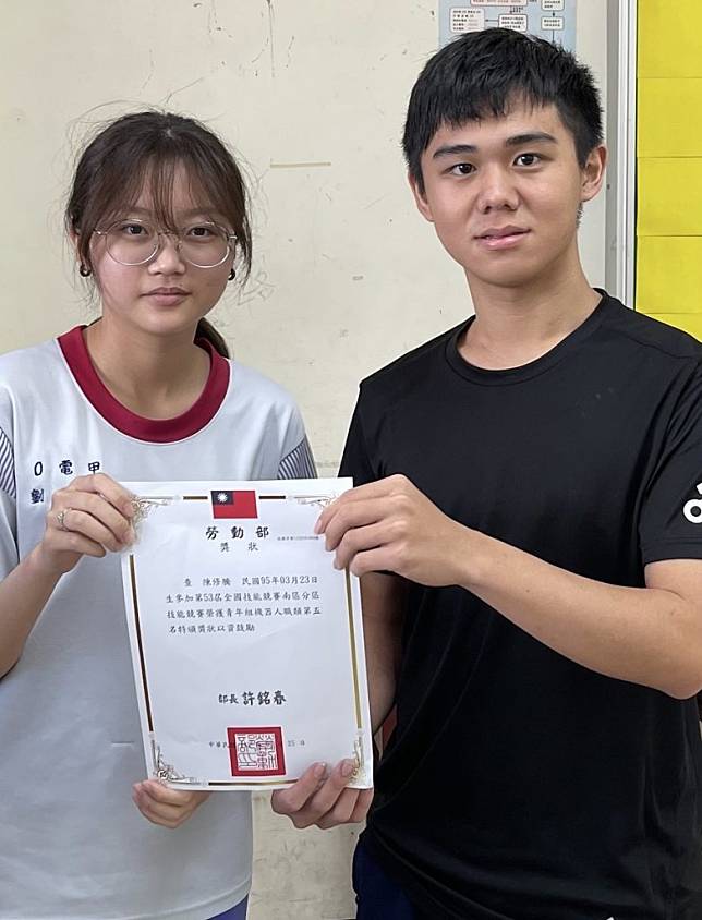 台南海事學生劉驊華（左）及陳修騰晉級全國技能競賽全國賽。（記者施春瑛攝）