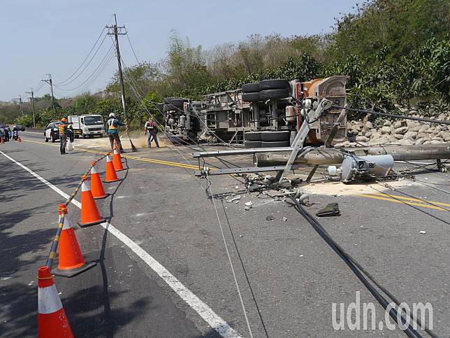 台28線月世界路段發生砂石車撞斷電線桿事故。記者徐白櫻／攝影