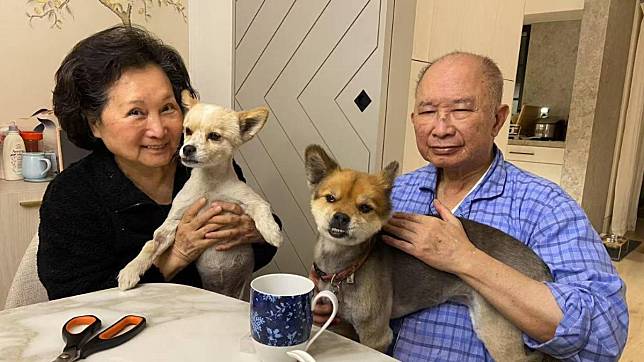 名導吳宇森與老婆牛春龍帶著2隻愛犬重返家園。（圖／倪有純提供）