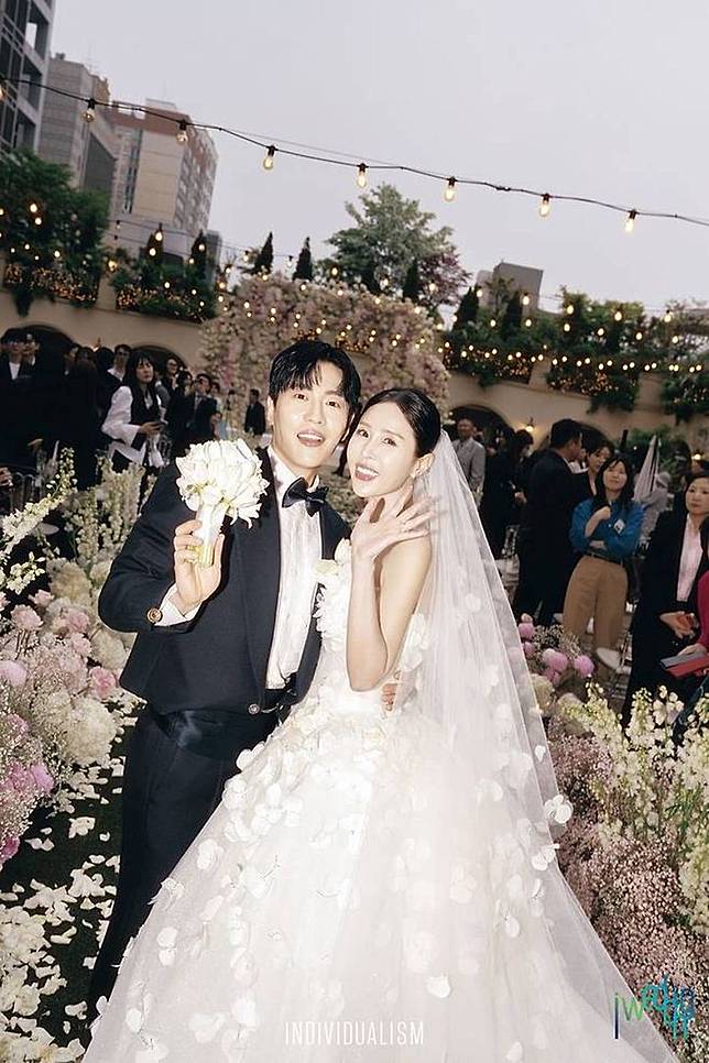 申智（右）無懼文元被爆出的諸多爭議，相信對方堅定完婚。翻攝iwedding