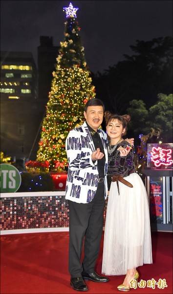 余天(左)和王彩樺出席2018華視歲末感恩耶誕點燈活動。(記者潘少棠攝)