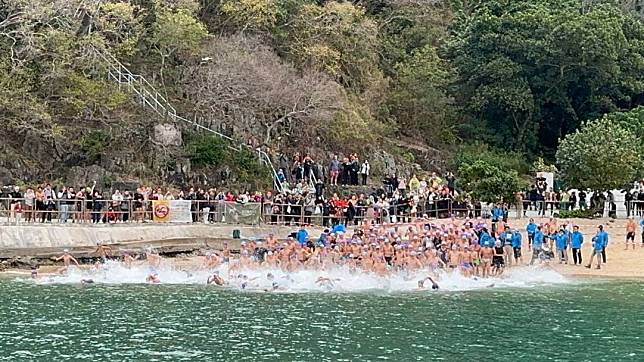 大會鳴槍後首批男子組賽事選手出發　歐朗欣攝