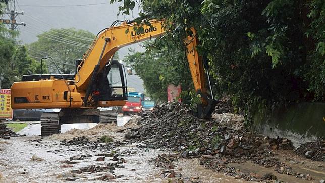 台中市政府、雲林縣政府支援山貓和怪手救災。南投縣政府提供