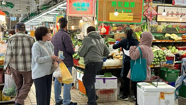 九龍城街市早上已有巿民買食材做冬　歐朗欣攝