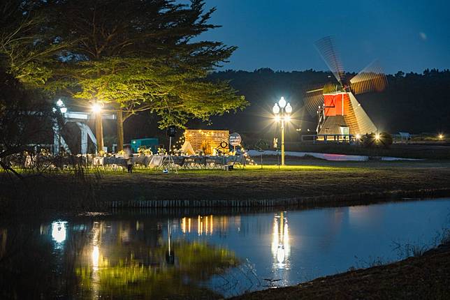 在德元埤露營夜宿，欣賞荷蘭村風車夜間美景。（觀旅局提供）